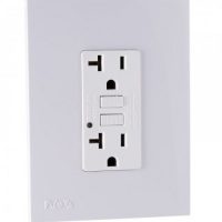 TOMACORRIENTE DOBLE GFCI 20A 125V NOVA BLANCO      